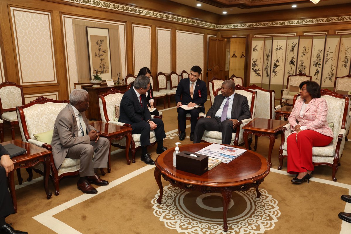 O Presidente de Angola, João Lourenço, efectuou uma visita de Estado à República da Coreia, de 28 a 30 de Abril. À chegada, foi recebido pelo Ministro das Relações Esteriores, Embaixador Téte António, e pelo Embaixador de Angola na Coreia do Sul, Edgar  Gaspar Martins e esposa.