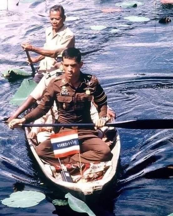 #เทิดไว้เหนือเกล้าในแผ่นดิน ".. คือทุกข์สุขของอานาประชาราษฎร์..." พระบรมฉายาลักษณ์ในพระบาทสมเด็จพระปรเมนทรรามาธิบดีศรีสินทรมหาวชิราลงกรณ พระวชิรเกล้าเจ้าอยู่หัว ที่เสด็จพระราชดำเนินไปทุกหนทุกแห่ง โดยเฉพาะส่วนที่กันดารสำคัญของประเทศ ในพระอริยบทระหว่างทรงงานต่างๆ ที่คุ้นตา