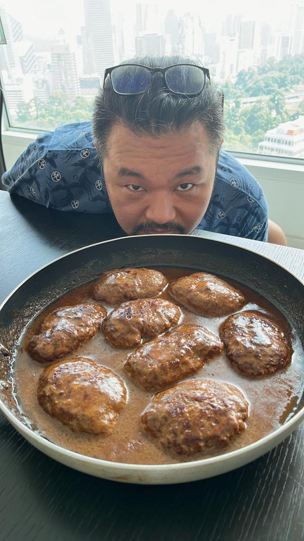 ItalianMoka's tweet photo. シェフとハンバーグ(今日のソースは特に傑作❗) https://t.co/cHtMp5vUIk