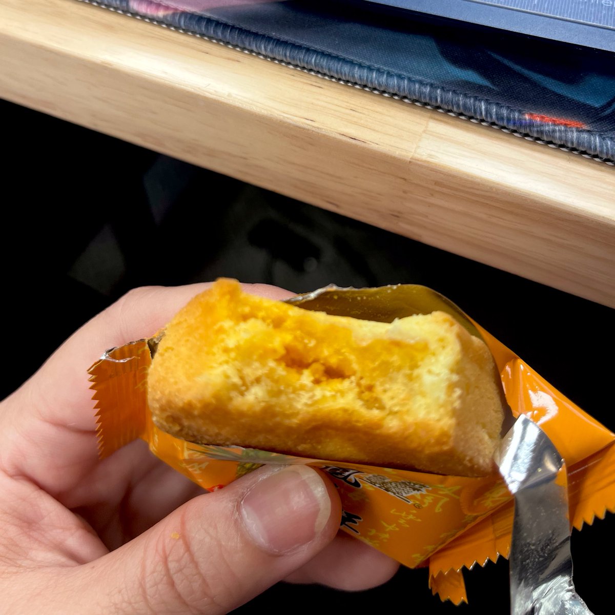 ซื้อกินตามเฟินแล้วแบบอร่อยแสงออกตา
เพราะนี่ปกติไม่ชอบกินพายสัปปะรดเพราะมันร่วนๆแต่อันนี้คือชอบ เนื้อมันหนึบๆไม่หวานบาดคอ มีเค็มๆของไข่เค็มตัด ใครที่ไม่ชอบกินหวานต้องลอง ตอนนี้มีขายในเซเว่นด้วยกล่องละ 2 ชิ้น 79 เหรียญ นี่เจอหลายสาขานะคิดว่าน่าจะหาไม่ยาก #รีวิวไต้หวัน