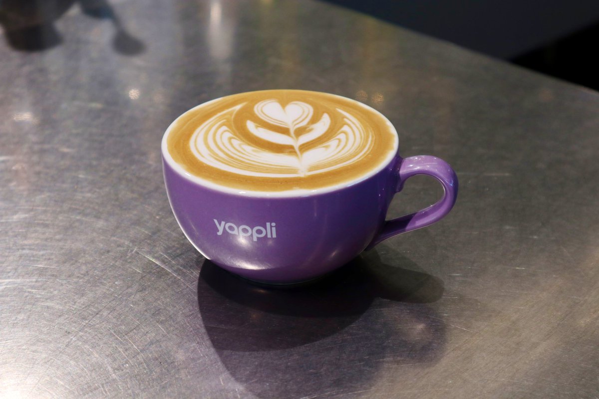 yappli_cafe's tweet photo. とても繊細なエスプレッソは天候や挽き目、量などで味わいが変化します。

朝一番にエスプレッソ調��をして作られたカフェラテが多く出ると、個人的にとても嬉しいです☕️✨

ラテアートも調整もまだまだですが、素材の味を活かせるように頑張ります😌✨

今週もいい1日となりますように☀️ https://t.co/M1f1OtoiZs