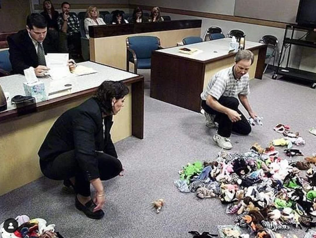 fasc1nate's tweet photo. A divorcing couple dividing beanie babies in court, 1999 https://t.co/856iYKKJDr