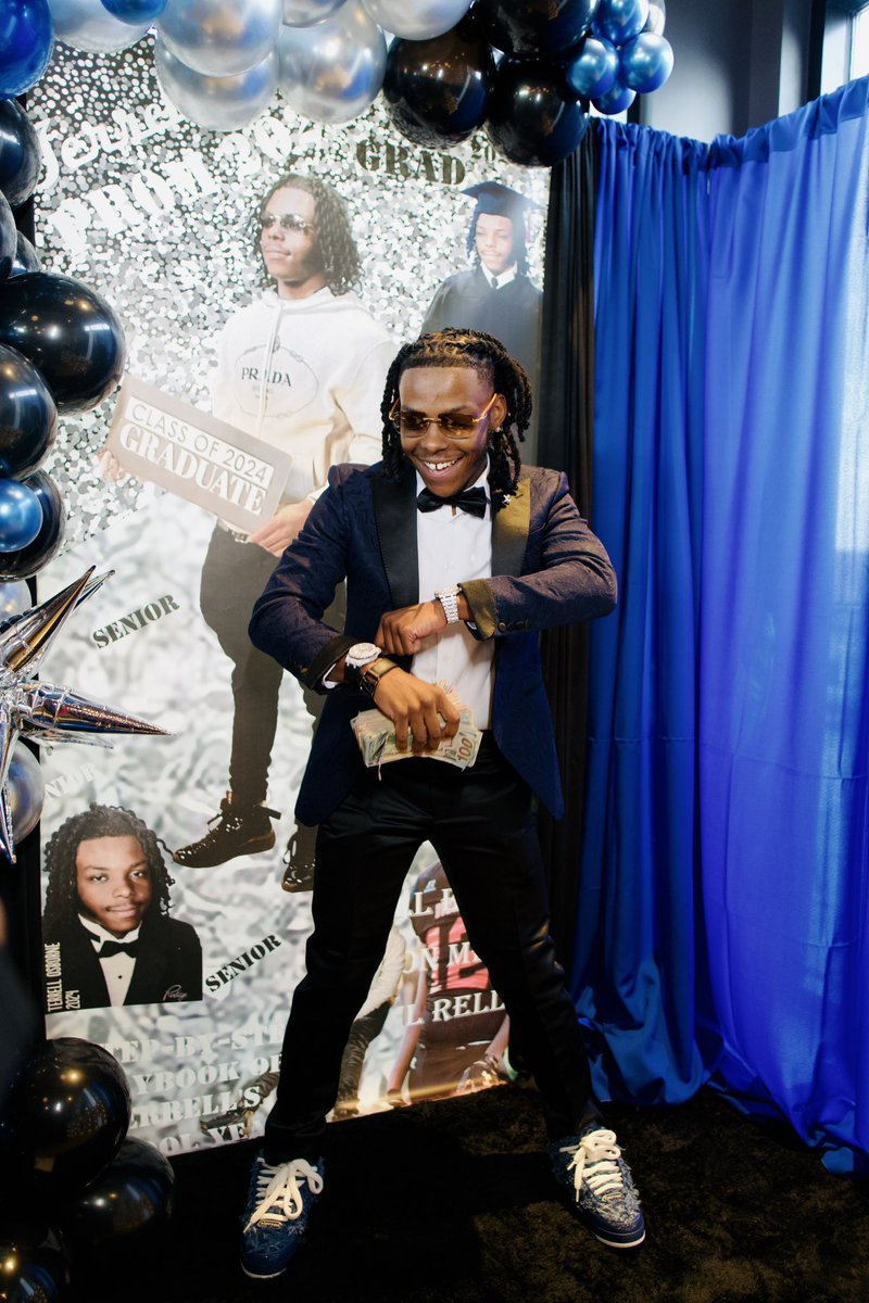 TheCvwrld's tweet photo. " playing the cut .... " #prom2k24 π§ https://t.co/ZgQDzBvCJR