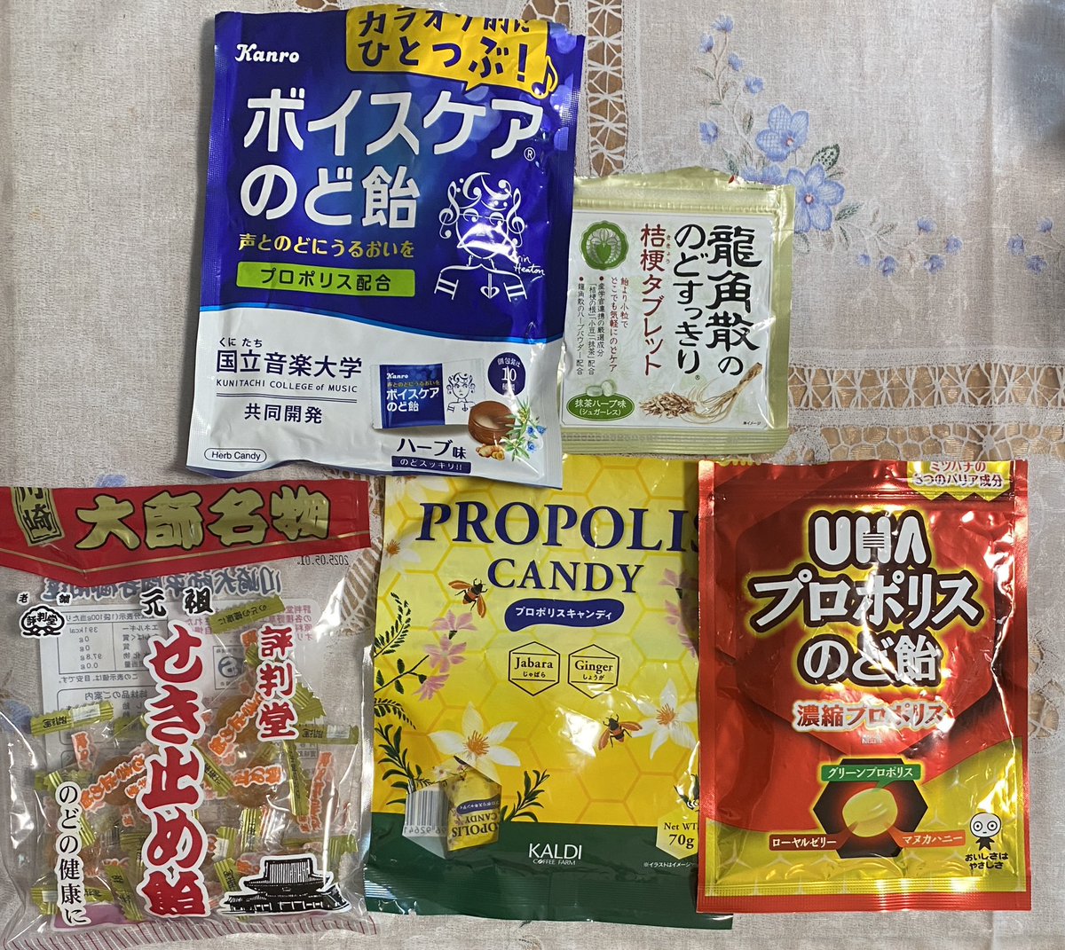 bobranian_0811's tweet photo. 頼っている🍬ちゃんたち
#ボイスケアのど飴
#龍角散ののどスッキリ桔梗タブレット
#評判堂 #元祖せき止め飴
#propoliscandy #KALDI
#UHAプロポリスのど飴 https://t.co/MApkRrM03f