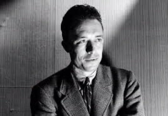 “Dans l’assez affreuse société intellectuelle où nous vivons, on se fait un point d’honneur de la déloyauté, le réflexe a remplacé la réflexion, on pense à coups de slogans, et la méchanceté essaie trop souvent de se faire passer pour l’intelligence.”
Albert Camus