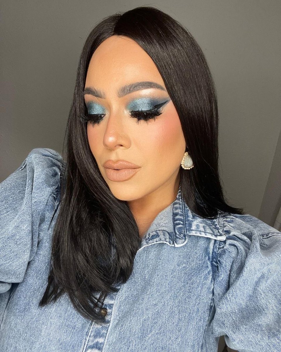 @carolinabeautymua is serving major glam vibes wearing Sleek For The Week in R4 Midnight Brown 🖤 The ultimate throw-on-and-go wig for a flawless week ahead! 

Shop: bit.ly/3vUL3bl