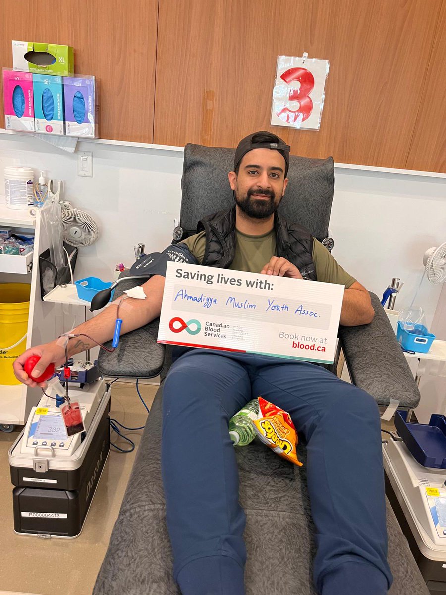 AMYAPrairie's tweet photo. Ahmadiyya Muslim Youth from Saskatoon, SK chapter of @AMYACanada donated blood on June 8, 2024 at the blood donation clinic organized by @CanadasLifeline

#Mercy4Mankind #Saskatoon #CanadasLifeLine https://t.co/aUjCs8OIow
