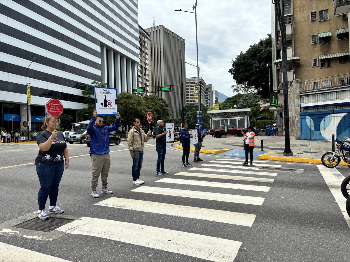 gerardord_'s tweet photo. #10Jun | Conmemoramos el Día Mundial de la Seguridad Vial🚧

Esta fecha busca promover la educación y cultura vial, con el fin de reducir los siniestros viales, hoy recordamos a todos
cumplir y respetar las normas y Leyes de Tránsito @Chacao @concejochacao https://t.co/ckEF7KPufG
