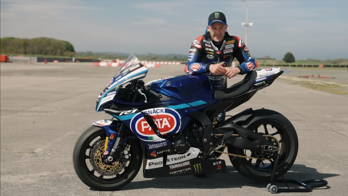 motto_motogp's tweet photo. 【JONATHAN REA - Track Day Tips - Episode 1】 
これは貴重。あのジョナサン・レイが直々にサーキットライディング初心者に向けてのレクチャーをしてくれるシリーズがジョナサンのYouTubeチャンネルでスタート。そこではライディングポジションにはじまり、使うマシンやタイヤ、装備の重要性をしっかりと教えてくれる。何を言っているかは、ジョナサンの身振り手振りと合わせれば自動翻訳でもどうにかわかるレベルなので、これからサーキットを走りたいと思っている人にはオススメ必見の内容になっている。

しかしこれ、始まってすぐにスポンサーの宣伝コーナーが入るのでなんだよ案件かよって思っちゃったけど（笑）ジョナサンはどうやら自分のYouTubeチャンネルが商売になると（ようやく）気付いたようで、前回なんかもアクションカムのインスタ360の宣伝露骨にやってたりで、これまでやってたホームビデオみたいな内容とはだいぶ趣が変わってきた。でもこれは良いことで、視聴者の反応を取るためには内容もプロレベルにする必要があるから、企業宣伝が入ることでチャンネルのクオリティも自然と上がっていくことになるもんね。

このジョナサンのライテクシリーズは今後も続きそうなので、次回の更新が楽しみだ。
 https://t.co/hQe6YwGcfv
