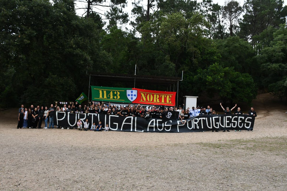 racismocontrapt's tweet photo. 🇧🇷🇵🇹 Imigrantes brasileiros comunistas em Portugal, tentam pelo uso da violência, impedir manifestação de patriotas do #Grupo1143 https://t.co/V4J2LAklXW