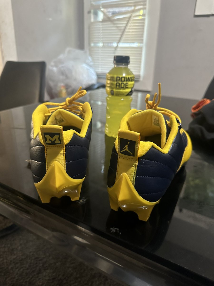 hill5_deondre's tweet photo. I want to thank the University of Michigan for letting me come be a part of their camp. I took home the MVP, and they gave me this awesome pair of cleats. #1LB https://t.co/dYKbnYM3SA