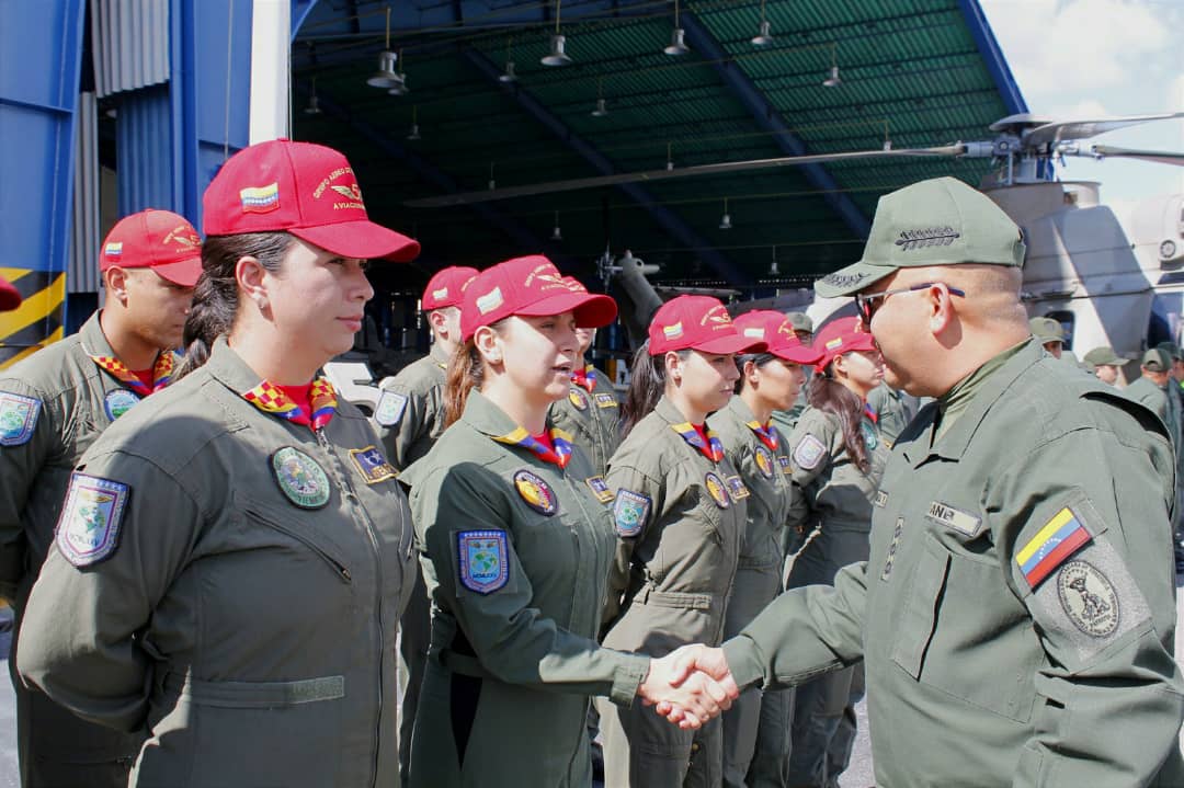 CONGEFANB's tweet photo. En el Grupo Aéreo de Transporte Nro. 5 de la @AMB_FANB, trasmitimos nuestras palabras de felicitación al magnánimo grupo de pilotos militares, que cumplen una loable labor de transporte al servicio de la patria de Bolívar y Chávez. Con su lema ¡Competimos por la Excelencia! https://t.co/8rqhqkxSnn