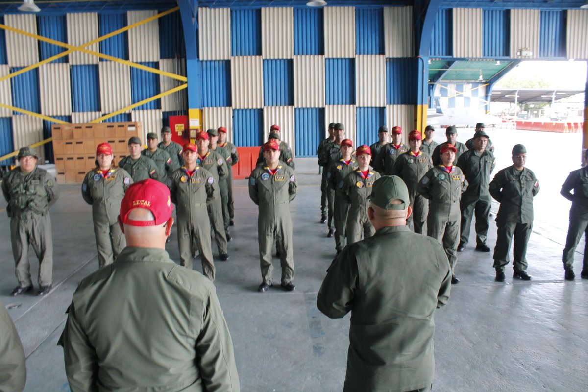CONGEFANB's tweet photo. En el Grupo Aéreo de Transporte Nro. 5 de la @AMB_FANB, trasmitimos nuestras palabras de felicitación al magnánimo grupo de pilotos militares, que cumplen una loable labor de transporte al servicio de la patria de Bolívar y Chávez. Con su lema ¡Competimos por la Excelencia! https://t.co/8rqhqkxSnn