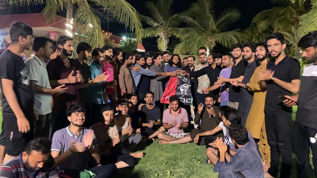 RazaqGadehi's tweet photo. یوم پیدائش قائد طلبہ شھید نجیب 

پی ایس ایف جناح ہسپتال یونٹ کی جانب سے شہید نجیب احمد کی یوم پیدائش کے موقع پر سالگرہ کا کیک کاٹا اور ان خراج تحسین پیش کیا

اس موقعے پر پی ایس ایف کے سینئر جیالوں نے شرکت کی،
@BBhuttoZardari
@AseefaBZ
#PSFJPMCUnit https://t.co/nTJCDP63hd