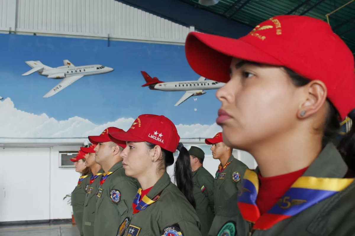 arparrayarza's tweet photo. En el Grupo Aéreo de Transporte Nro. 5 de la @AMB_FANB, trasmitimos nuestras palabras de felicitación al magnánimo grupo de pilotos militares, que cumplen una loable labor de transporte al servicio de la patria de Bolívar y Chávez. Con su lema ¡Competimos por la Excelencia! https://t.co/FkXiOjqyur
