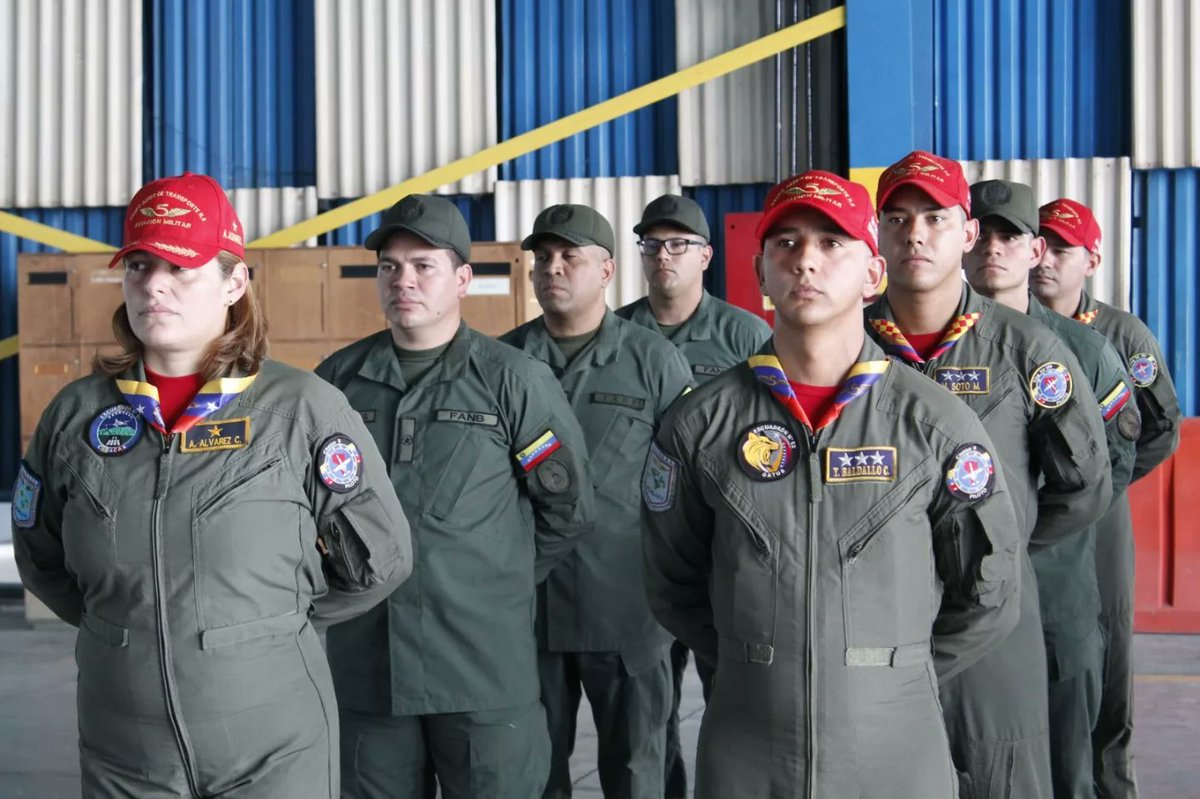 arparrayarza's tweet photo. En el Grupo Aéreo de Transporte Nro. 5 de la @AMB_FANB, trasmitimos nuestras palabras de felicitación al magnánimo grupo de pilotos militares, que cumplen una loable labor de transporte al servicio de la patria de Bolívar y Chávez. Con su lema ¡Competimos por la Excelencia! https://t.co/FkXiOjqyur