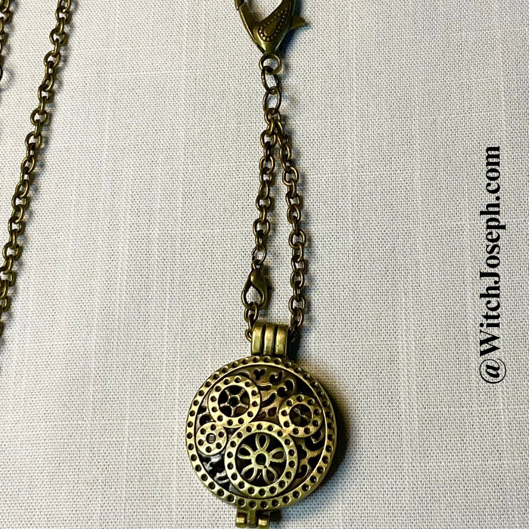 JosephCollierS2's tweet photo. This gorgeous Steampunk inspired Locket (33 x 45mm) can hide away small treasures and can also be used with flower petals or for Aromatherapy and essential oil diffusion…there is so much potential.
#Witchcraft #Magick #Pagan #GoodMagick #WitchJoseph #Talisman #Amulet #Charm https://t.co/ifFPIPClse