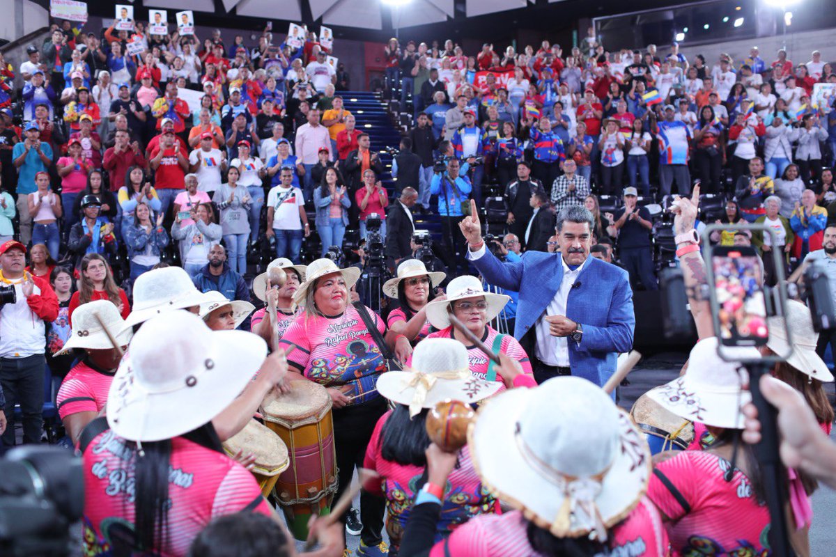 PresidencialVen's tweet photo. #LaFoto 📸 | La algarabía se apoderó del programa Con Maduro+ gracias a la participación de la Fundación Damas Tamboreras de Betijoque, cuyas integrantes ratificaron su compromiso con la conquista de la victoria de @NicolasMaduro en las elecciones del #28Jul.