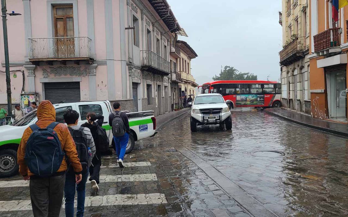 zonatelevision's tweet photo. En un plantón, vecinos del barrio El Vado expresaron su preocupación frente a lossiniestros de tránsito registrado en el sector en el que confluyen las calles: La Condamine, Larga y Tarqui.
https://t.co/vf5EWxKTyI https://t.co/CJ8s8zbrB5