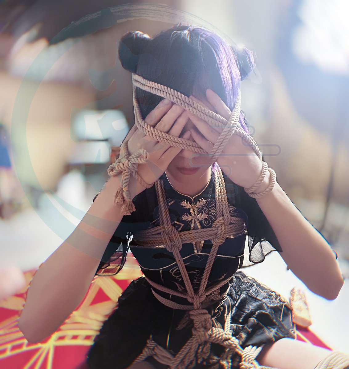 “乖乖让我蒙住你的眼睛
  将你禁锢在怀中贴在耳畔低吟
  被迫的感受着我的指尖在你的肌肤上舞蹈
   因我炽热的呼吸而轻轻的颤栗”
#bdsm #绳艺 #捆绑 #拘束