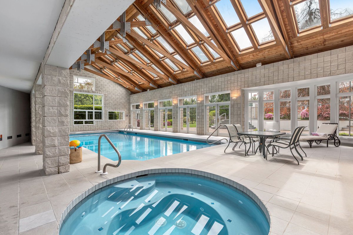 Zillow Gone Wild 🏡 tweet media