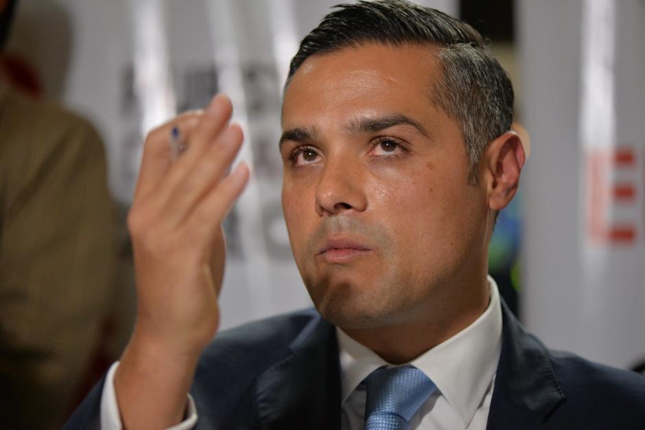 Ricigt1's tweet photo. 🛡️ El valiente exfiscal anticorrupción, @JSandoval1982, denunció que el exdiputado Luis Hernández Azmitía, del #PactoDeCorruptos, sostuvo una reunión privada de al menos 3 horas con autoridades del MP de #ConsueloPorras el 28 de mayo pasado. Es inadmisible que una persona que supuestamente es investigada por el mismo Ministerio Público entre y salga de la institución como si fuera su casa. Ya sabemos, Porras y su cúpula se entienden bien con esta gente. ¡Es una burla a la justicia! ⚖️🚨 #CorrupciónGT #SOSGuatemala