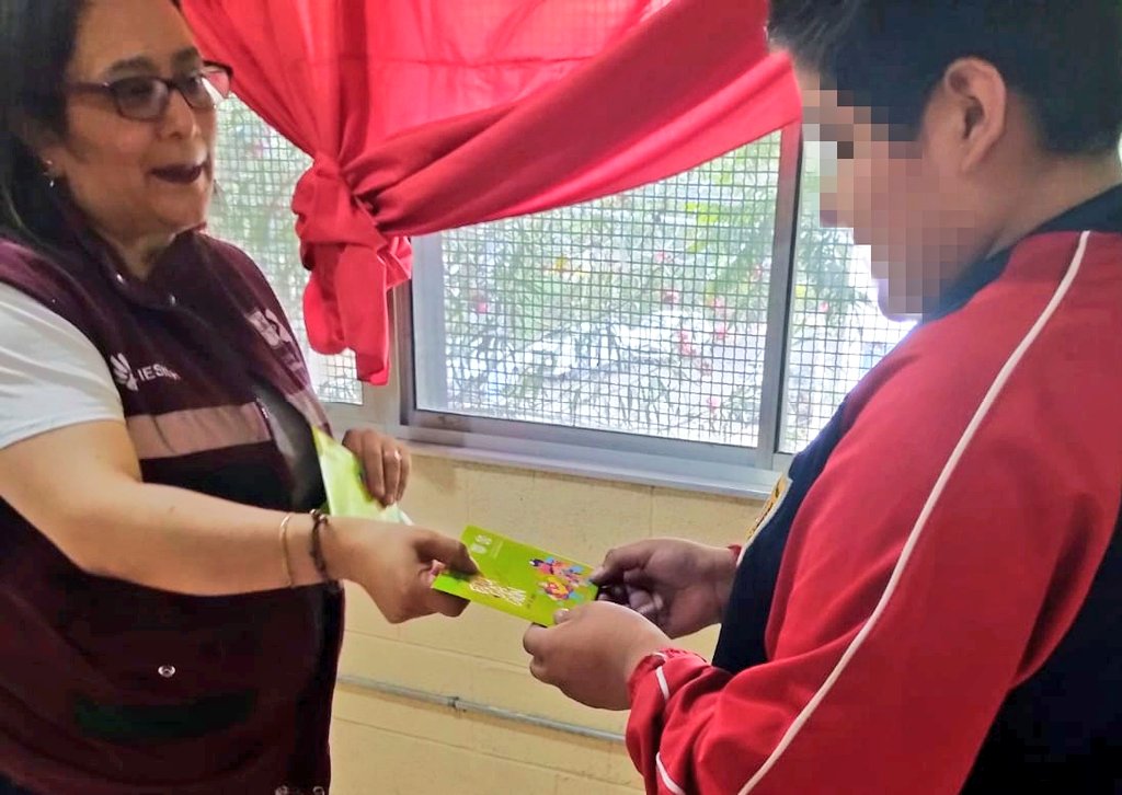 PDHCDMX's tweet photo. #Entérate | Hoy asistimos a la Escuela Secundaria Diurna N° 247 "Jesús Silva Herzog", en @TuAlcaldiaGAM, con la estrategia #LunesPorLaEducaciónParaLaPaz 🤍🕊️

Esta estrategia tiene como objetivo garantizar el acceso y ejercicio a los #DDHH de las Niñas, Niños, Adolescentes y Jóvenes de la Ciudad de México, a una Vida Libre de Violencia, dentro y fuera de las escuelas 📚.
#CDMX
#CiudadDeDerechos