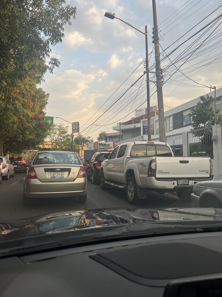 Caos vial en Arboledas y zona cercana a Expo Guadalajara, autos estacionados en línea amarilla sobre avenidas, haciendo lo que quieren  y ni un alma de <a href="/JaliscoVial/">Policía Vial Jalisco</a> ojo <a href="/Trafico_ZMG/">TráficoZMGuadalajara</a> <a href="/GuadalajaraGob/">Gobierno de Guadalajara</a>