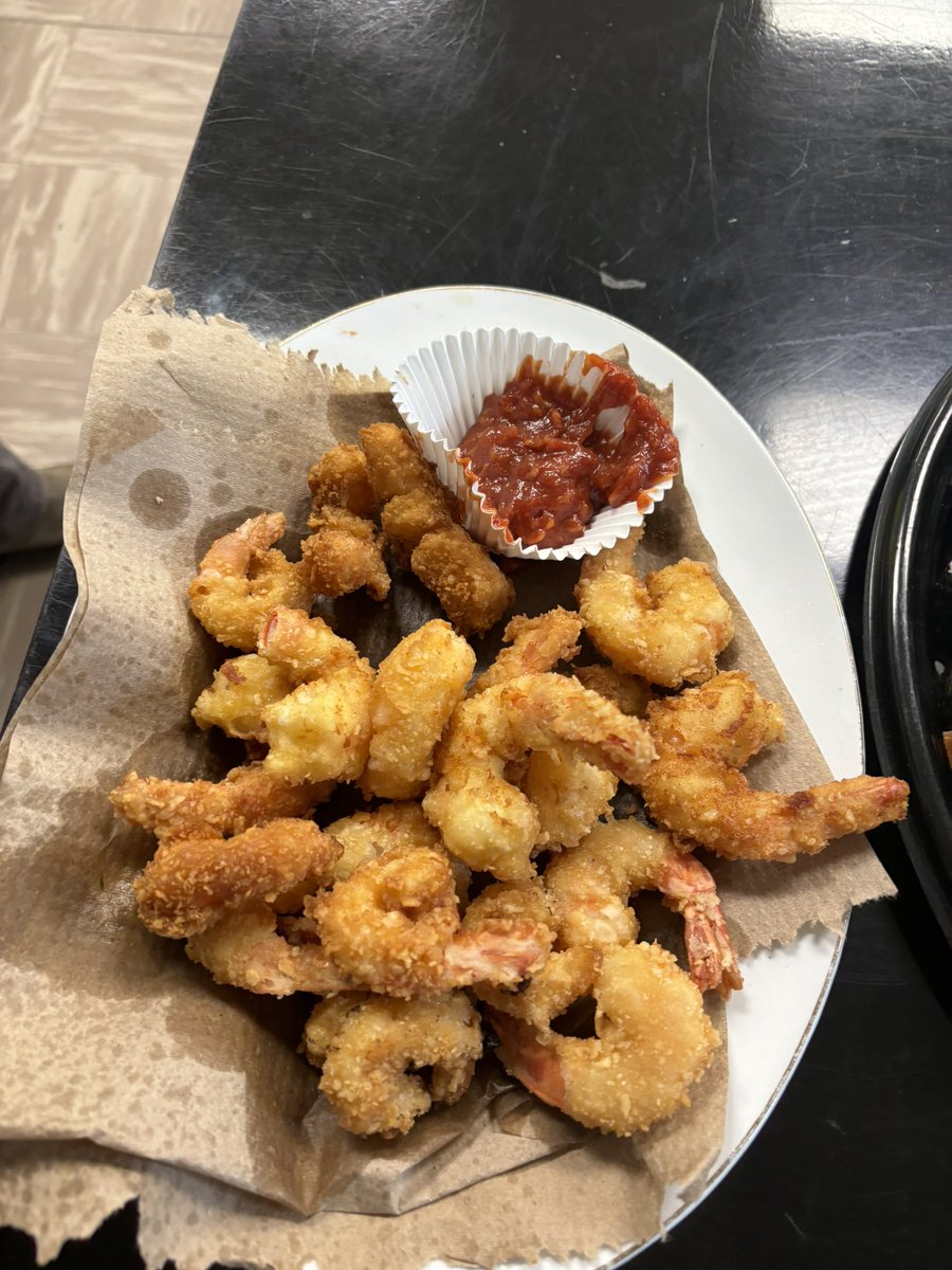 jd19723's tweet photo. Grade 8/9 class outdid themselves again! Fried prawns and sushi made a great after school snack for the high school kids. Always impressed with these young chefs!!! https://t.co/ejGP6YgQS7
