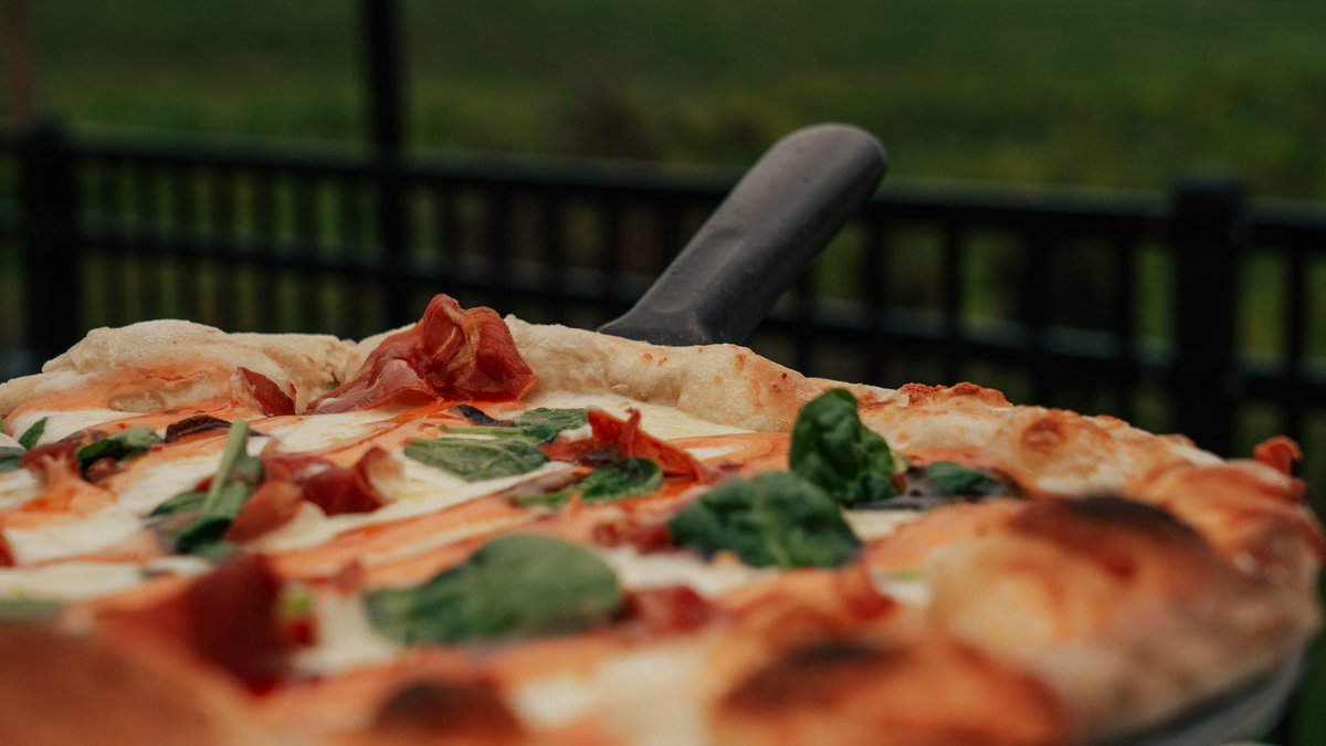 hurrdatsportbar's tweet image. Up to bat first on our Home Run Bites is our Prosciutto Bianco pizza! This pizza is made with fresh mozzarella cheese, garlic olive oil, prosciutto, spinach and a wonderful hot honey drizzle.

#HDSB #OMA #omahanebraska #omahafoodie