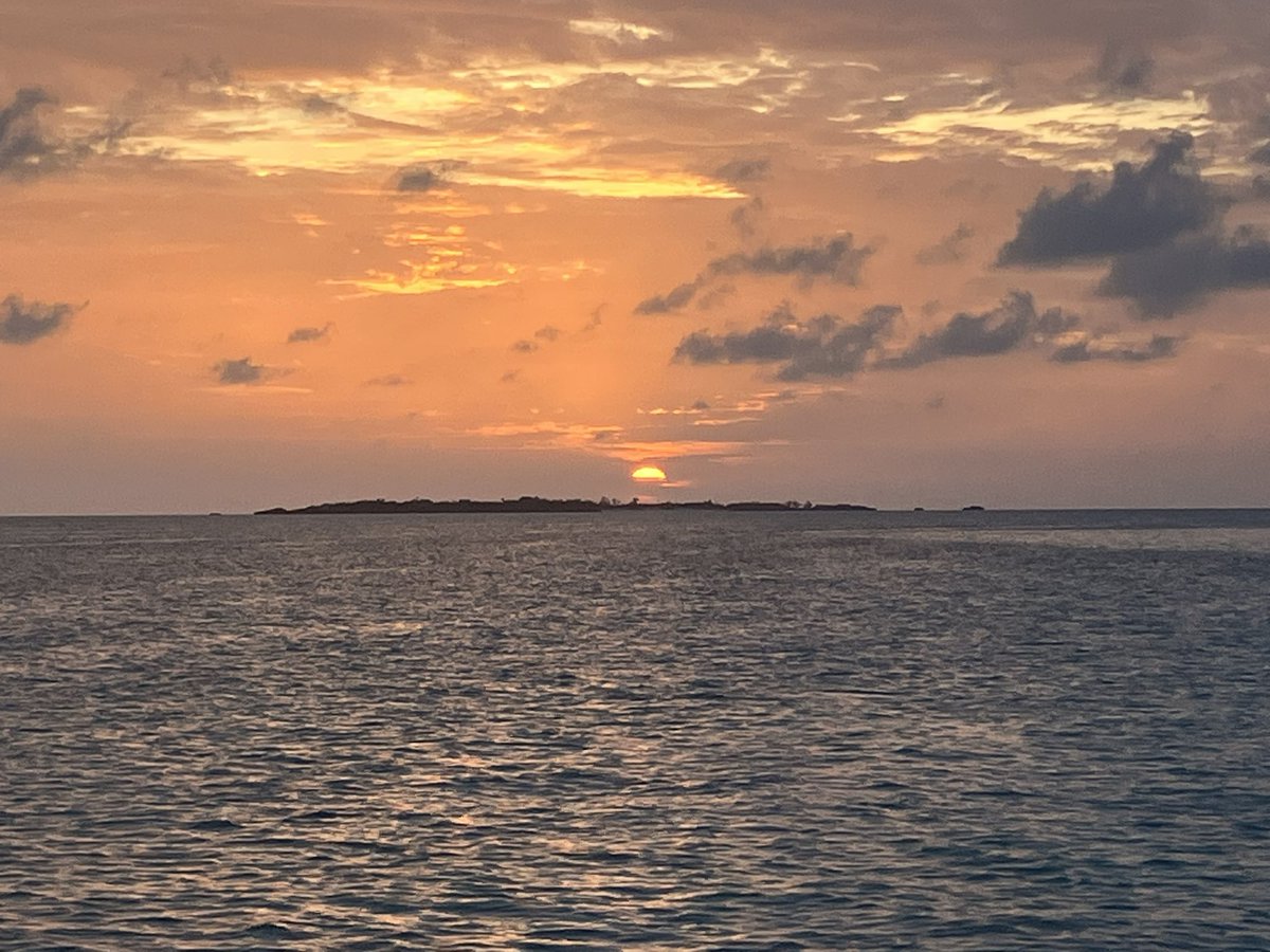 SailinDarkAngel's tweet image. Exumas sunset through the clouds from Rudder Cut Cay

#sunset #sunsetlovers #catamaranlife #sailingdarkangel #sailing #adventure #bahamas #exumabahamas #Exumas #sunsetphotography