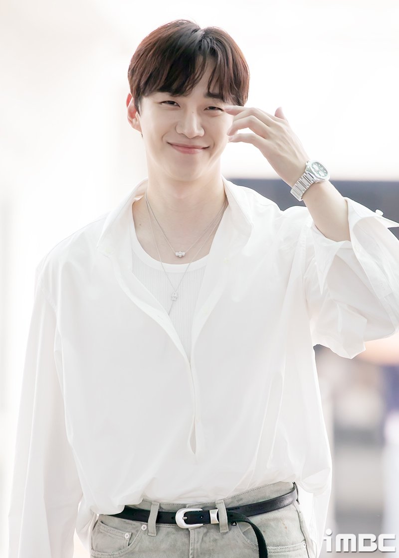 imbcenews's tweet photo. [포토] 이준호, 꾸러기 미소
#이준호 #준호 #LEEJUNHO #JUNHO
#공항패션 #출국 #ICN_240611 [iMBC 직찍]

이준호는 넓은 어깨를 강조한 화이트 셔츠와 일자 청팬츠 등의 공항패션을 뽐냈다.

⬇️고화질 Click Plz⬇️
https://t.co/9SLgjXMa0n https://t.co/XHxFBXKrIk
