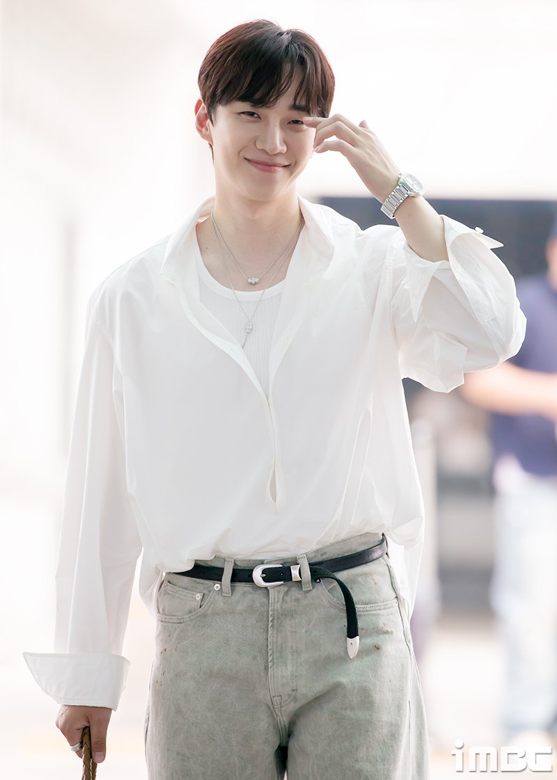 imbcenews's tweet photo. [포토] 이준호, 꾸러기 미소
#이준호 #준호 #LEEJUNHO #JUNHO
#공항패션 #출국 #ICN_240611 [iMBC 직찍]

이준호는 넓은 어깨를 강조한 화이트 셔츠와 일자 청팬츠 등의 공항패션을 뽐냈다.

⬇️고화질 Click Plz⬇️
https://t.co/9SLgjXMa0n https://t.co/XHxFBXKrIk