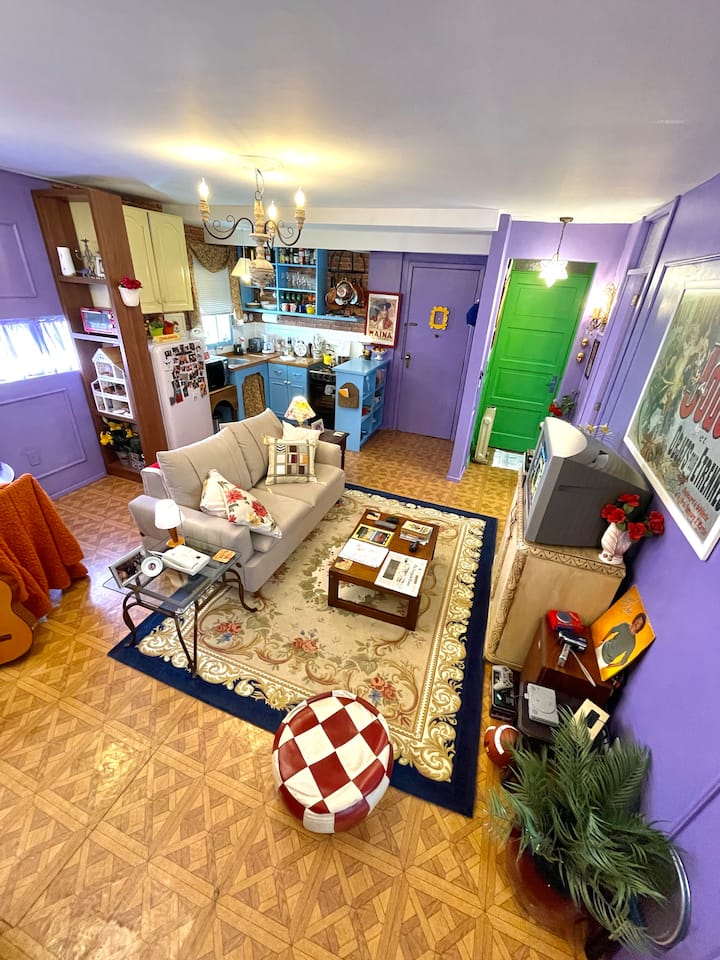 proxima vez que eu for em porto alegre vou no airbnb que é tematizado com o apartamento da monica de friends pra visitar, olhem como ele é lindo 😭