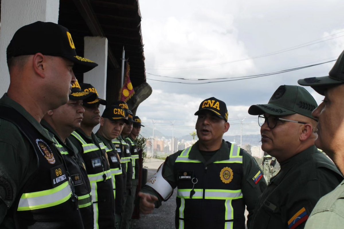 arparrayarza's tweet photo. #10Jun || Visitamos el Comando Nacional  @antidrogasoficialgnb de la @gnbolivariana, donde presentamos Comisión de Auditores que realizará el Exámen de la Cuenta. En este gran Comando nos recibió el 2do. Cmdte. y JEM GB. Leonardo Quintero Hernández. ¡Dudar Es Traición! https://t.co/X2foOZ6Knh