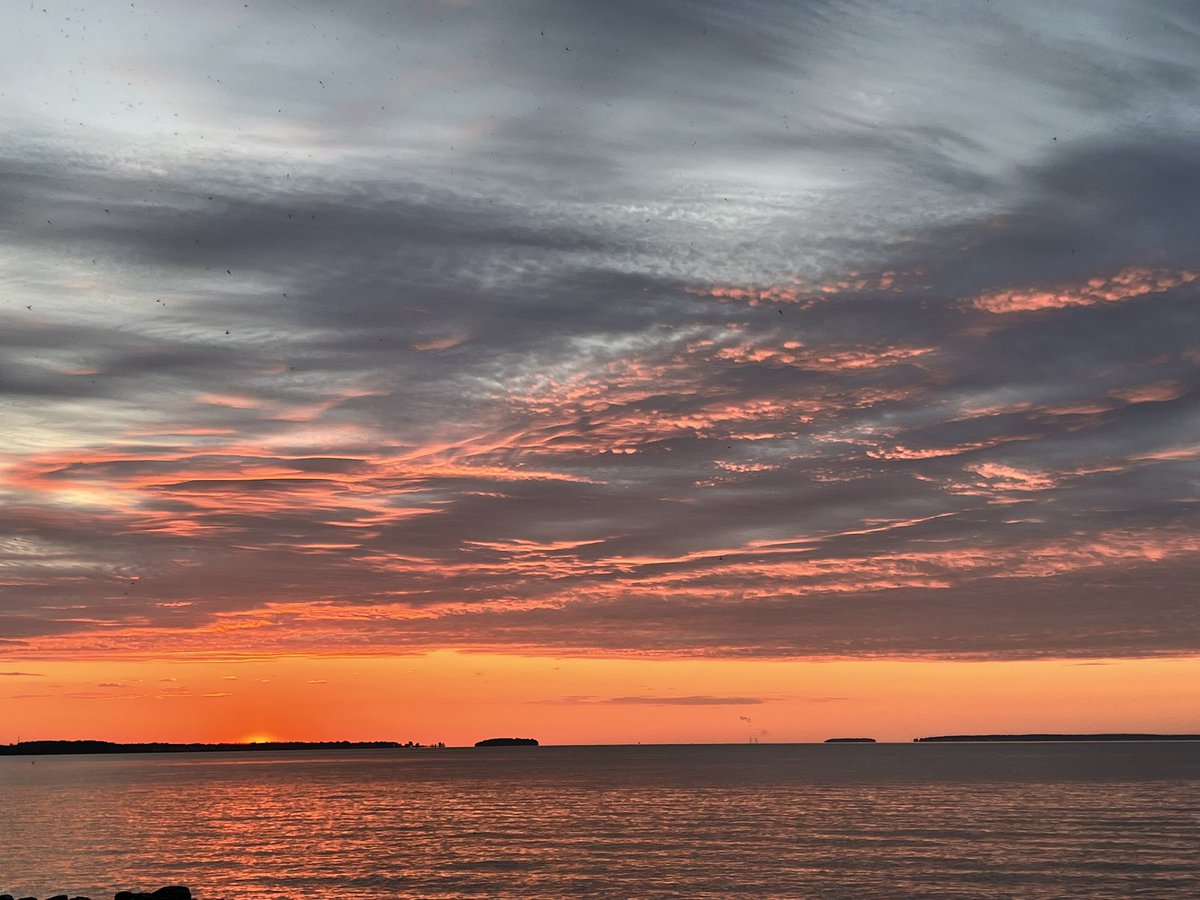 LakeErieFan's tweet photo. The clouds cleared in time for the sunset and the mayflies. #lakesidesunset #shoresandislands #lakeerielove https://t.co/xyR6FtqdE6