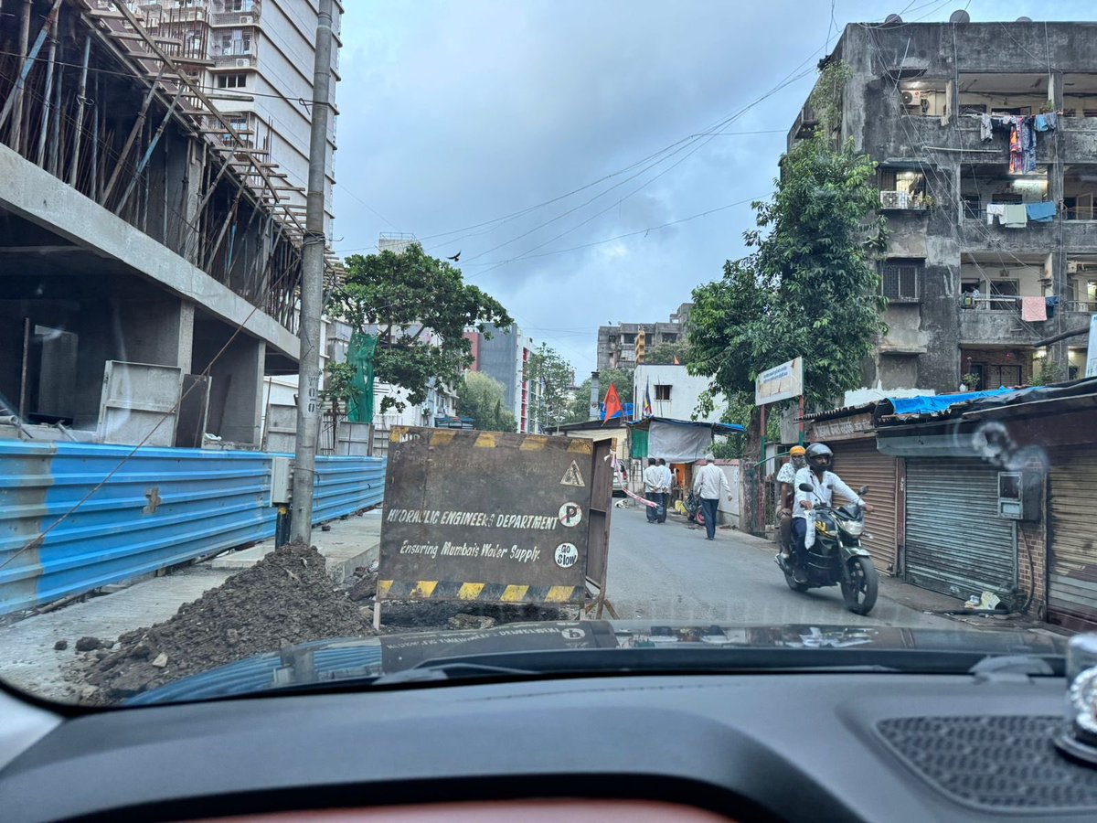 Skylon builder has made this footpath, narrowed the main road &amp; digging work is happening there for a long time. 

Request your help to resolve this issue.

📍: Iraniwadi No.4, #Kandivali W

#BMC #Mumbai <a href="/mybmc/">माझी Mumbai, आपली BMC</a> <a href="/mybmcWardT/">Ward T BMC</a> <a href="/PiyushGoyal/">Piyush Goyal</a> <a href="/PiyushGoyalOffc/">Piyush Goyal Office</a> <a href="/MMVD_RTO/">Transport Department (RTO), Maharashtra</a> <a href="/MTPHereToHelp/">Mumbai Traffic Police</a>