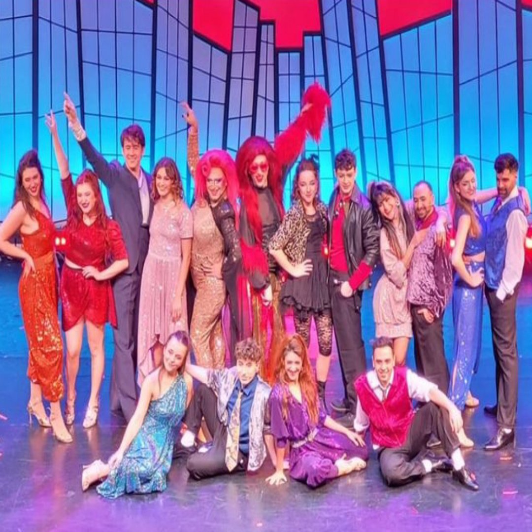 ZZNoficial's tweet image. TODO ESTA LISTO... 🎶 Hoy se reabre #WATERLOO en la Calle Corrientes, pero antes hubo Ensayo General donde sus Seres Queridos los Acompañaron antes del Gran Estreno 🎭 #SummerNightCity cc/@Domenech_Caro @BrunoCoccia @LucasSpadafora @AitanaSalvia @CristianZeba @NazaPig