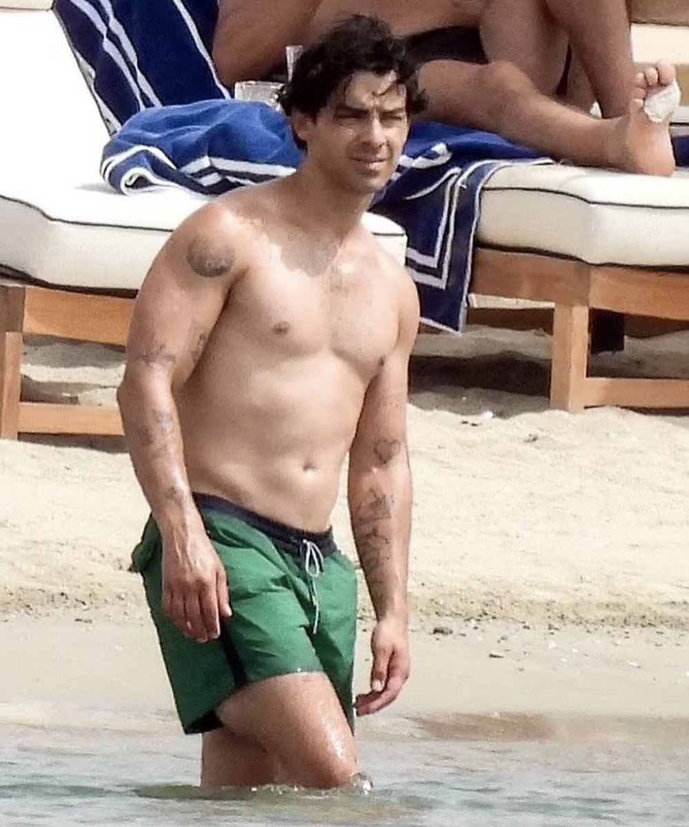 New photos of Joe Jonas shirtless 🔥, image size:999x1200