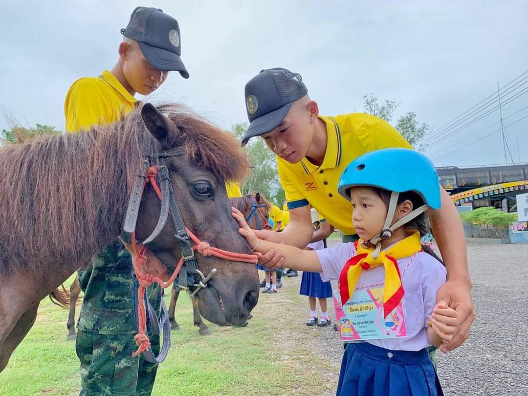 army_greenbrain's tweet photo. Armyland... พาน้องท่องเที่ยวในเขตทหาร!

พี่ๆทหาร นำน้องๆนักเรียนเข้าทัศนศึกษาแหล่งเรียนรู้นอกห้องเรียน เพื่อเสริมสร้างทักษะทางความคิดและสติปัญญา การเรียนรู้ของเด็กๆภายในแหล่งท่องเที่ยวทางทหาร...งานนี้ทั้งสนุกสนานแถมได้ความรู้อีกด้วย

หน่วย : ร.25 พัน.1
ณ : จ.ชุมพร
#ทหาร #กองทัพบก https://t.co/p8sw3dhv49