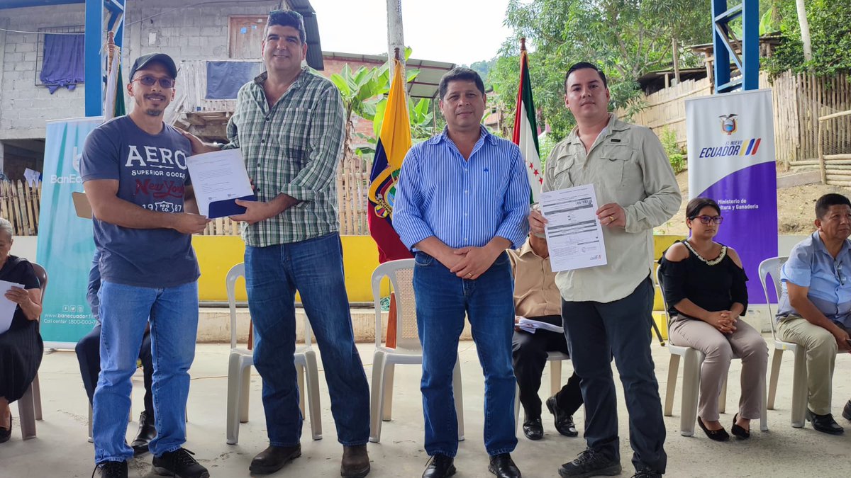 AgrocalidadZ4's tweet photo. #Manabí | Junto a @DPalacios ministro de @AgriculturaEc realizamos la entrega certificado si de predios libre de la mosca de la fruta y zoosanitario de producción y movilidad – funcionamiento exportaciones avícola, en evento organizado por @Agricultura_CZ4 en el cantón Jipijapa. https://t.co/ODgPti0M5J