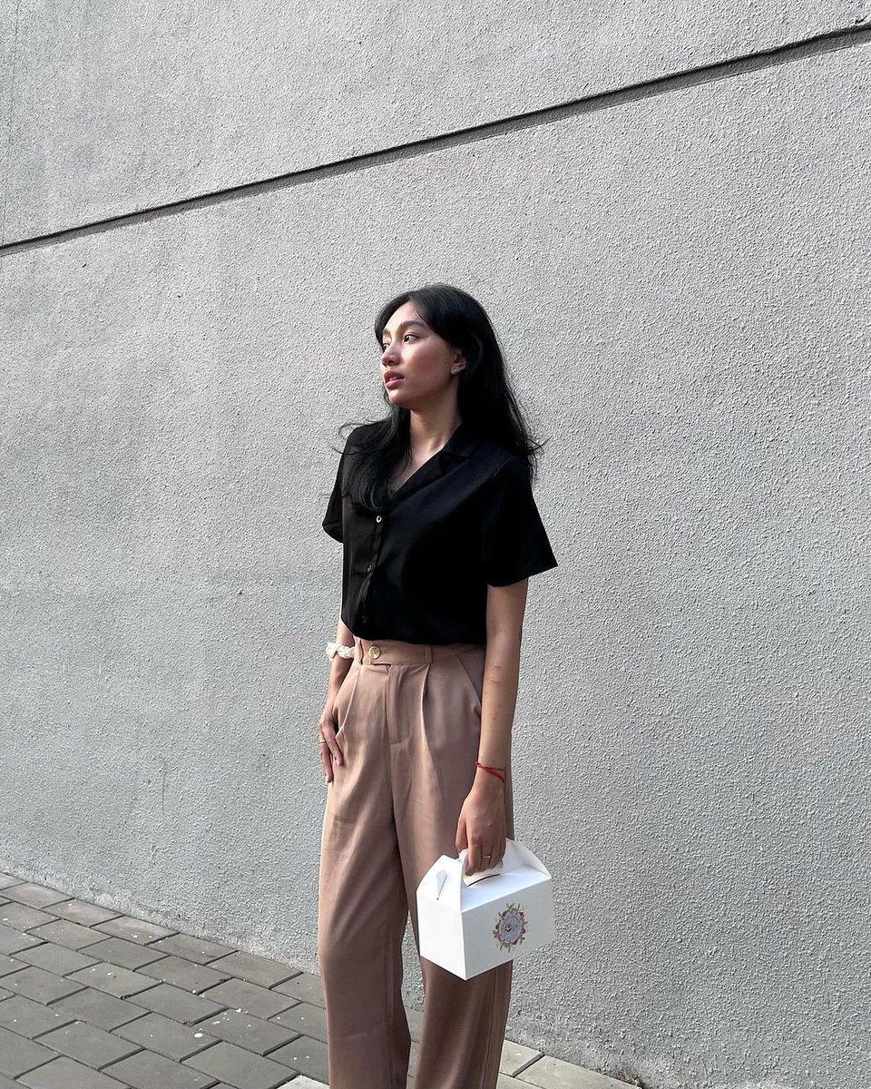 ysinfluencers's tweet photo. Chicest girl in the office! ๐ข๐ผ
IG: @glowyfai
๐ 1092029377 | Guromo - High-Waist Wide-Leg Dress Pants
๐ 1099959317 | Moon City - Short-Sleeve Collared Button-Up Blouse
#YesStyleInfluencers #YesStyle #ootd #officeoutfit #formaloutfit #outfitinspo #minimalfashion #explorepage https://t.co/xjdx1Xqav8