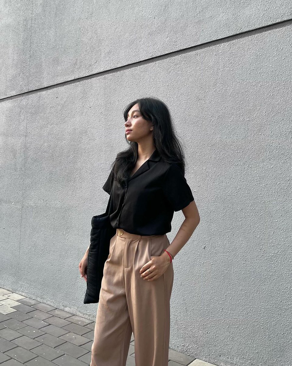 ysinfluencers's tweet photo. Chicest girl in the office! ๐ข๐ผ
IG: @glowyfai
๐ 1092029377 | Guromo - High-Waist Wide-Leg Dress Pants
๐ 1099959317 | Moon City - Short-Sleeve Collared Button-Up Blouse
#YesStyleInfluencers #YesStyle #ootd #officeoutfit #formaloutfit #outfitinspo #minimalfashion #explorepage https://t.co/xjdx1Xqav8