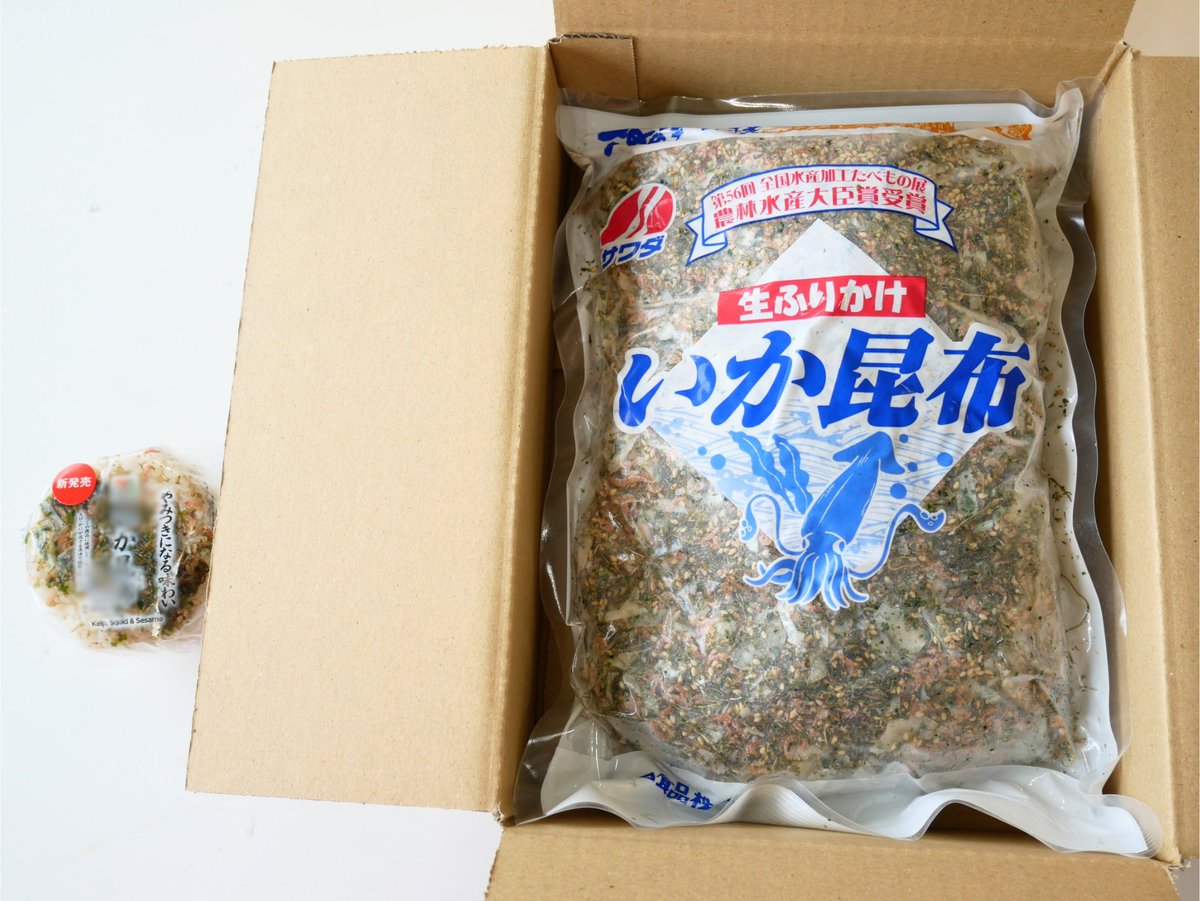 sawadafood's tweet photo. 某コンビニでの関西限定 #いか昆布おむすび 販売を記念して「業務用いか昆布1kg」をフォロー＆リポストで2名様にプレゼント！関西以外の人でもこれでなんぼでも食べれるやん！天才！！締切は6/13(木)23：59。てか箱にギチギチなんジワるｗ https://t.co/jju4VCuFI3