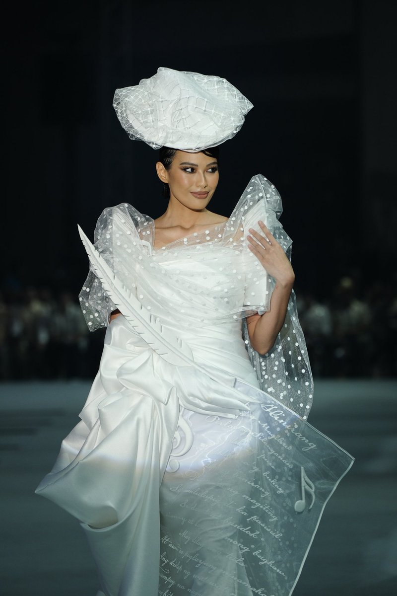 Sparkle_GMA's tweet photo. Michelle Marquez Dee (@michellemdee) dazzles as she closes the runway for Cary Santiago at Ternocon 2024, embodying simplicity and elegance in this stunning white ensemble 🤍✨
#MichelleMarquezDee #Ternocon https://t.co/HiafszbXIZ