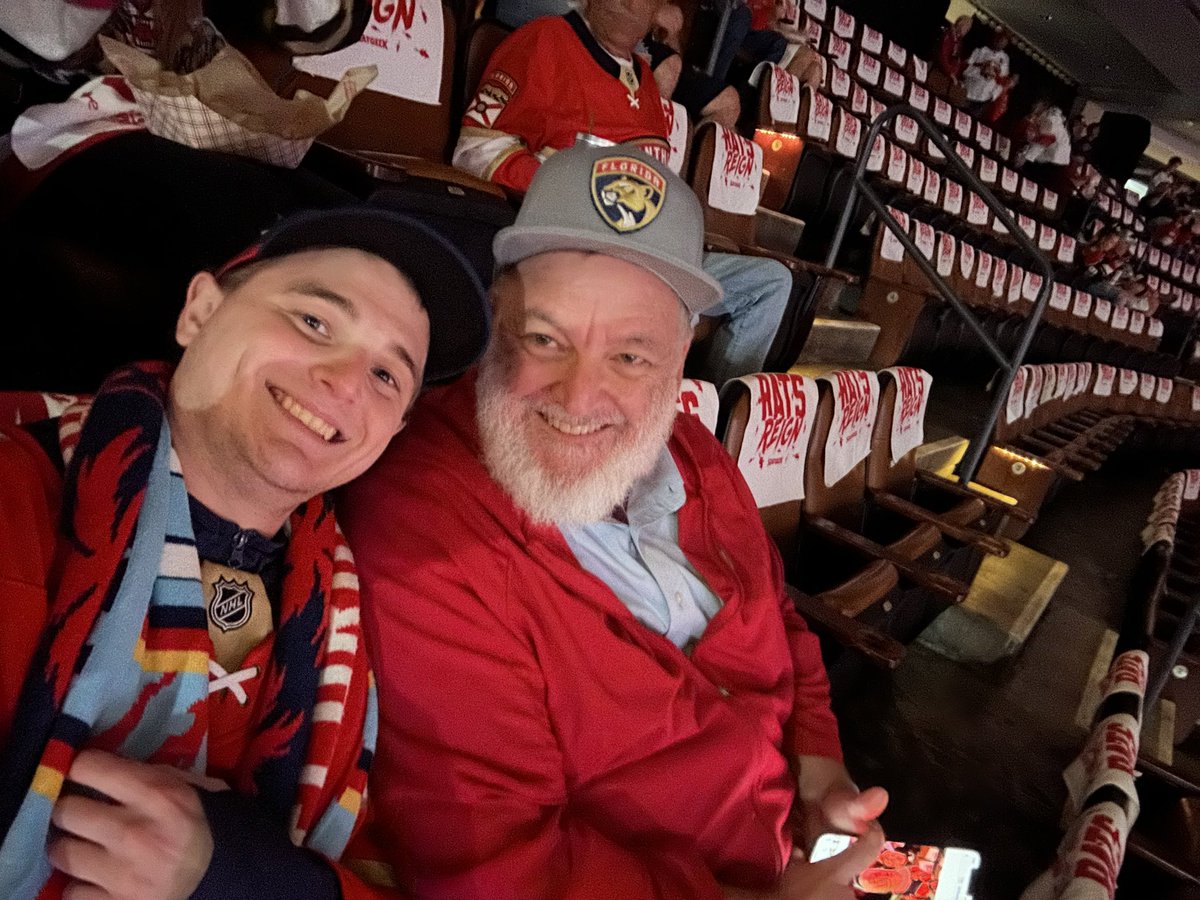 Trainboy100's tweet image. Checking in with my pops from Club 24!

@DougPlagens @JamesonCoop @VIROGERS @LindsayBHockey 

#WorldFamousFormerTwitterSegment