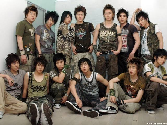 Lore_Choi's tweet photo. 18 years later...💙

#슈퍼주니어 #SUPERJUNIOR
#ShowTime #SUPERJUNIOR_ShowTime

2006                                          2024 https://t.co/YTOB8EgMAp