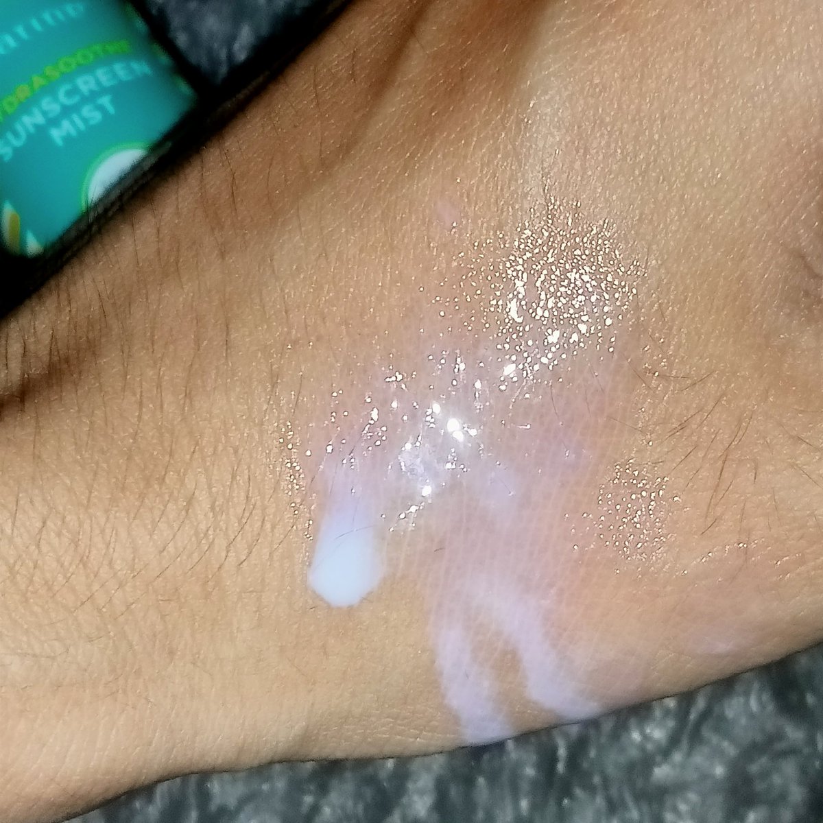 ryhnd00y's tweet photo. #ryview Sunscreen yg selalu dibawa kemana-mana. Isian wajib dalam tas pokoknya. Teksturnya agak cair, jadi pas diblend enak dan lumayan cepat meresap. Gaada yg namanya whitecast✨ Minusnya gak bisa langsung semprot ke muka kayak versi yg satunya🤧
📌https://t.co/t4n8gQcrB2 https://t.co/9JGhmio0b4