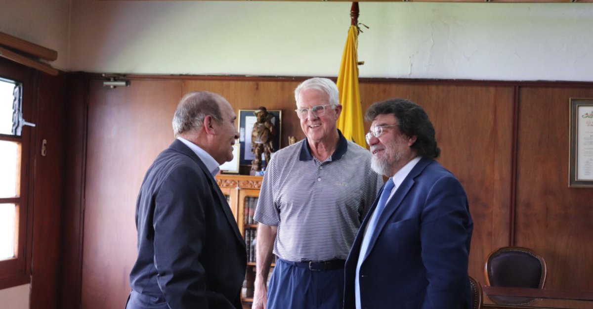 #Alianzas         
Representantes de la Universidad Estatal del Este de Tennessee (Estados Unidos) se reunieron con Patricio <a href="/EspinosaRector/">Dr.Patricio Espinosa</a>, de <a href="/lacentralec/">Universidad Central del Ecuador</a>, con el objetivo de realizar un acuerdo de voluntades para iniciar procesos académicos