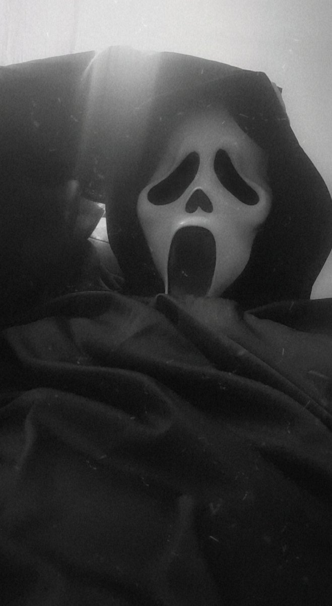 DaddyJack05's tweet photo. Hello Sidney, don't u watch scary movies?😈 https://t.co/NcdfmOE7al